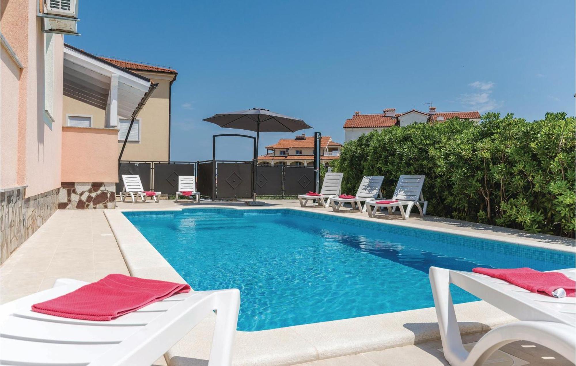 7 Bedroom Stunning Home In Ližnjan エクステリア 写真