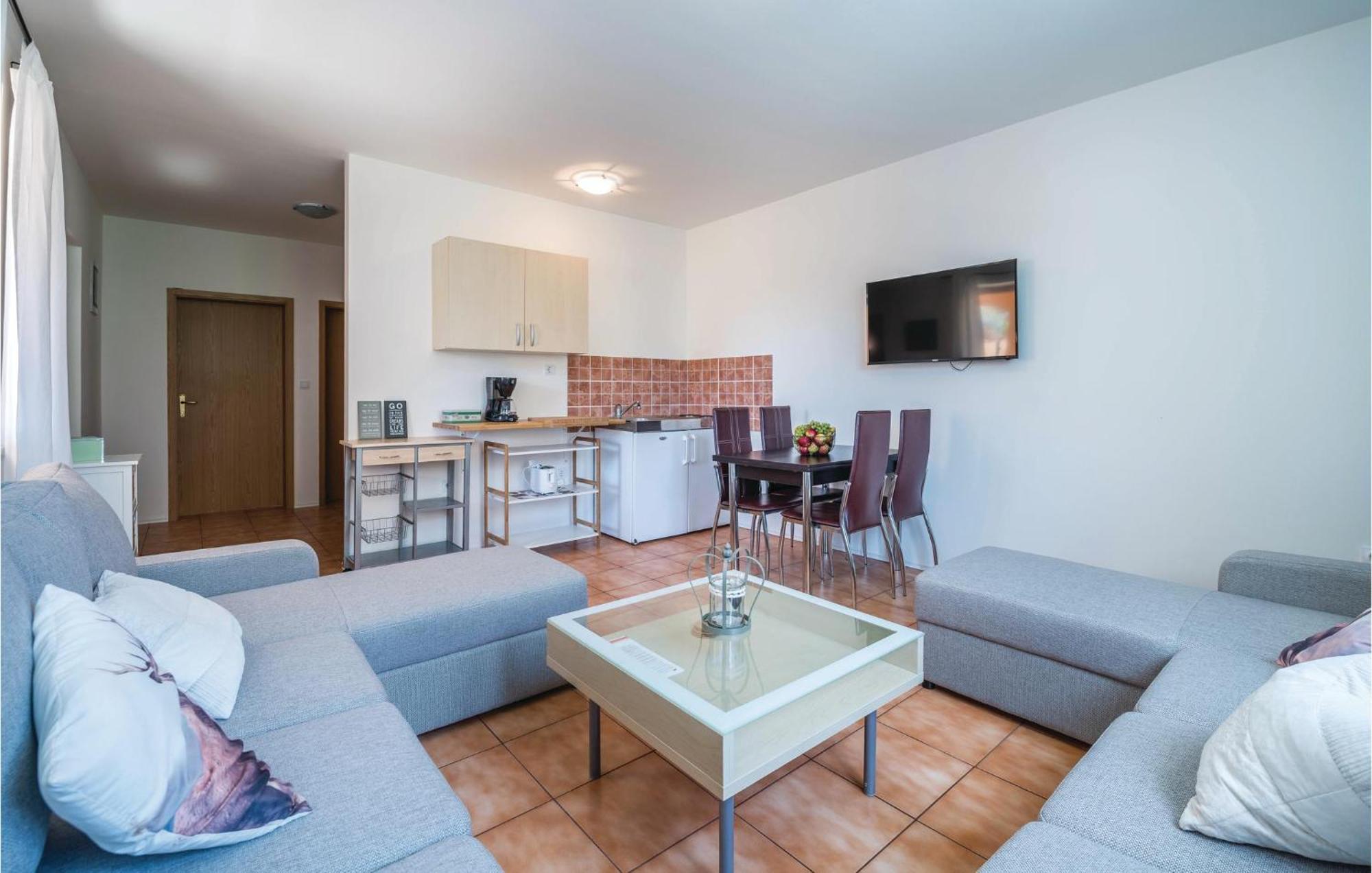 7 Bedroom Stunning Home In Ližnjan エクステリア 写真
