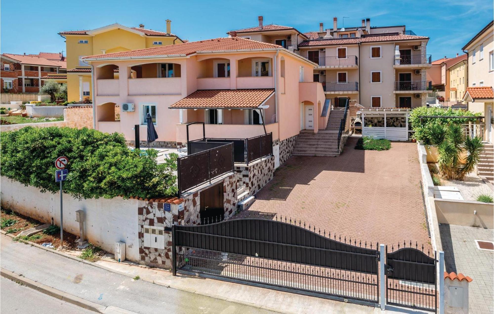7 Bedroom Stunning Home In Ližnjan エクステリア 写真