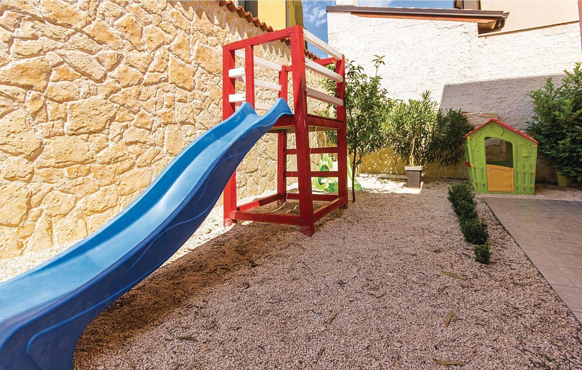 7 Bedroom Stunning Home In Ližnjan エクステリア 写真